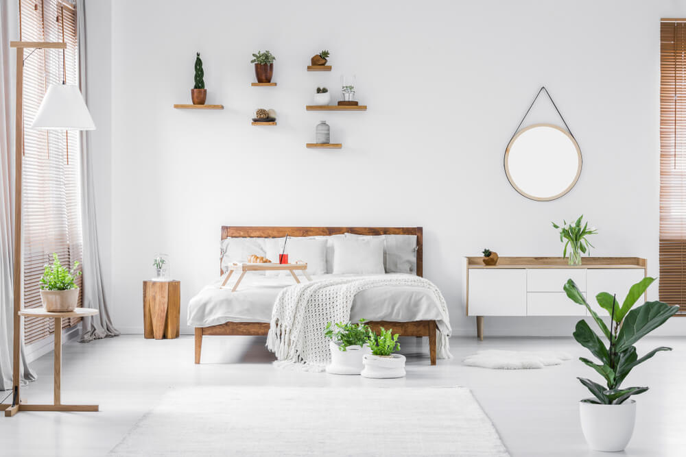 Dormitorio con plantas que aportan color.