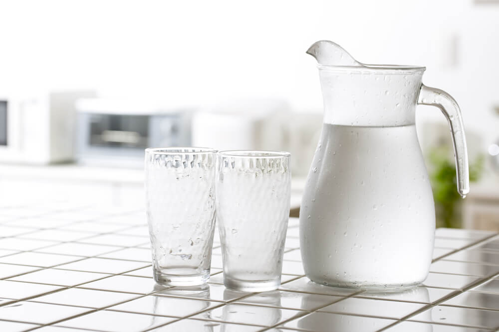 Jarra de agua con vasos.