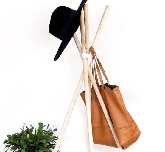 Perchero de madera y cuerda.