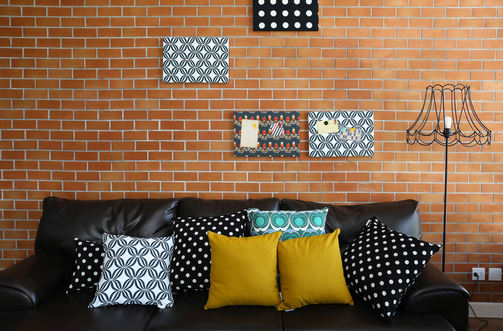 Sofá negro con cojines.