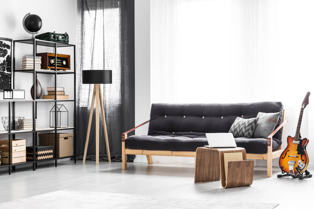 Sofá negro y de madera.