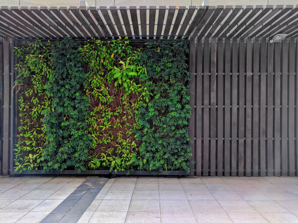 Valla con paneles naturales.