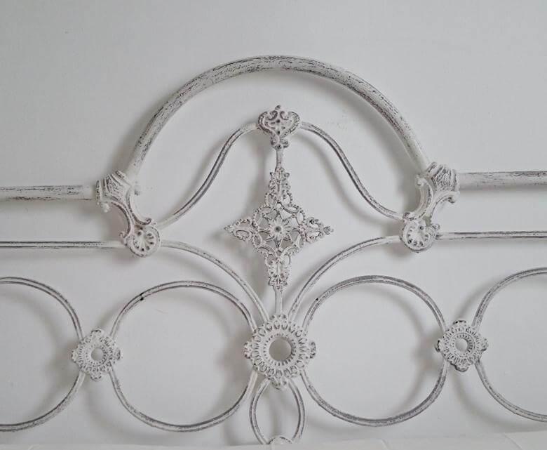 Cabecero de metal decapado.