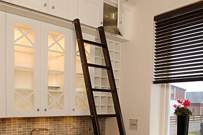 Cocina con escalera de riel.