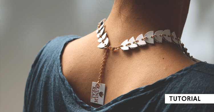 Collar de plástico reciclado.