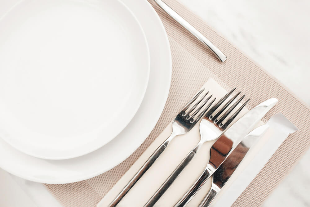 Colocar los cubiertos en la mesa.