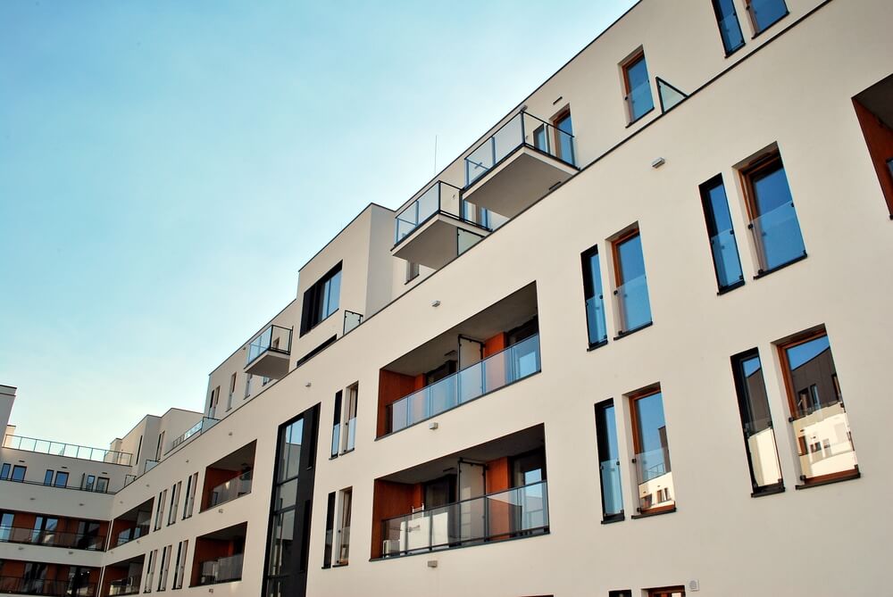 Fachada de fibrocemento en color.