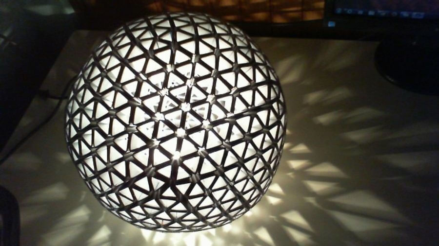 Lámpara de techo hecha con tetra briks.