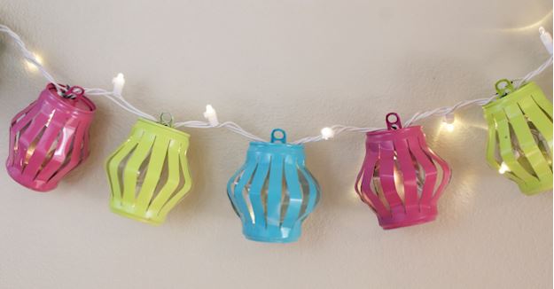 Lámparas con latas de refrescos.