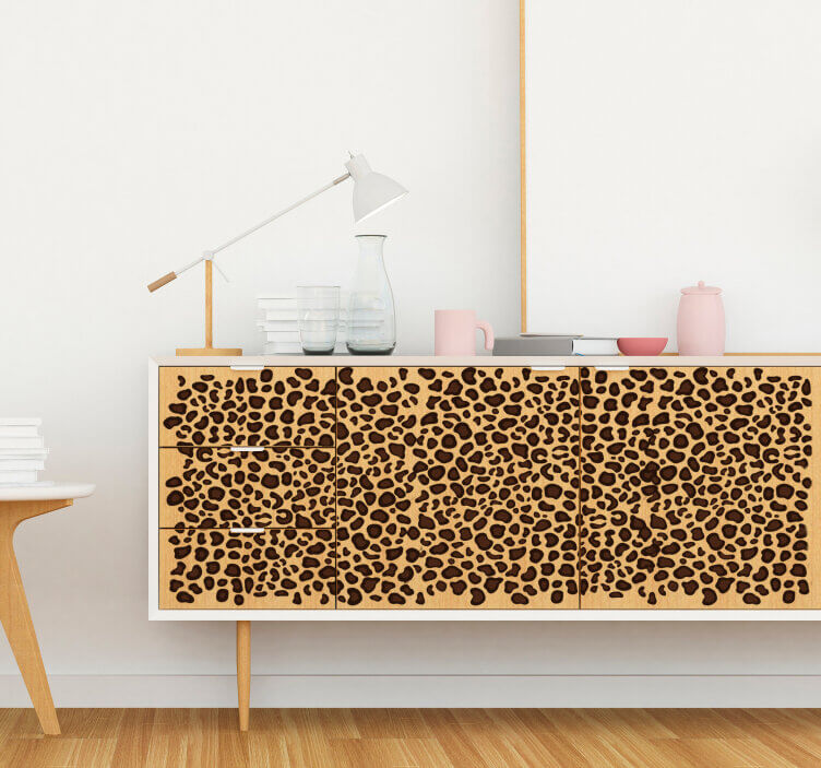 Mueble con estampado animal.
