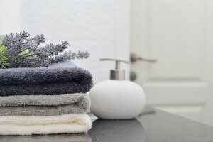 Claves para combinar las toallas de la ducha con el baño