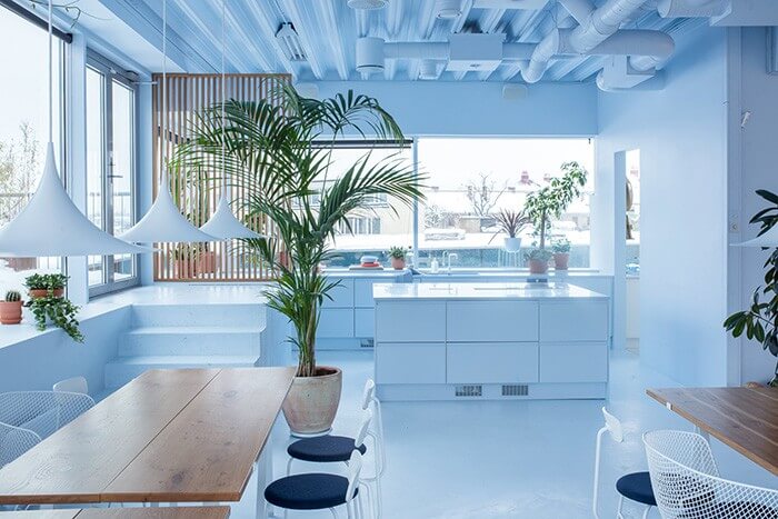 Espacio monocromático en azul cielo.