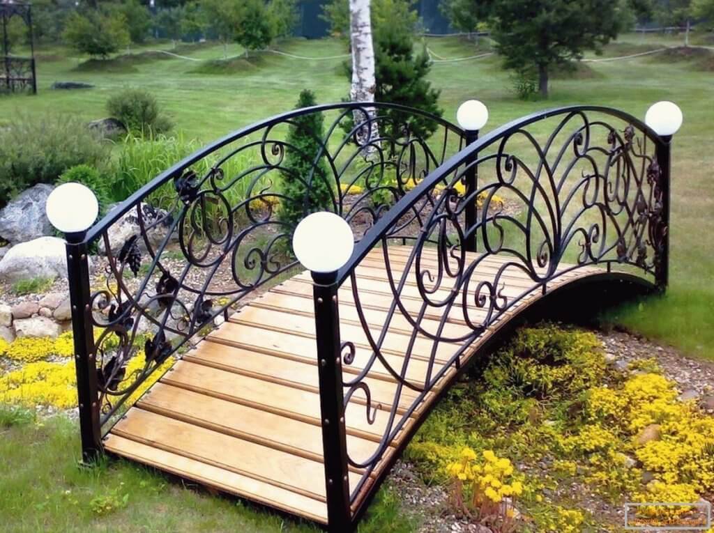 Puente de madera y metal.