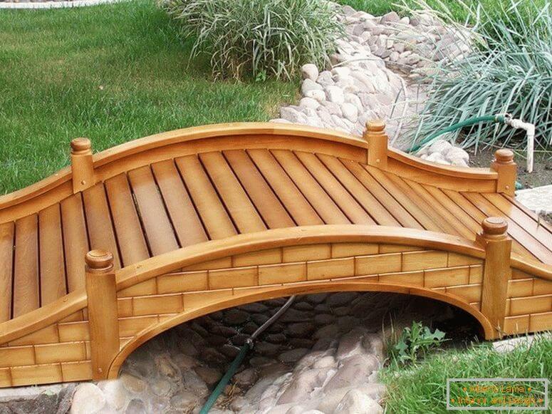 Puente de madera natural.