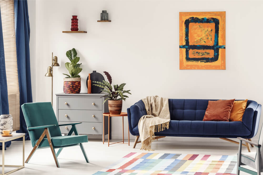 Salón verde, azul y naranja.