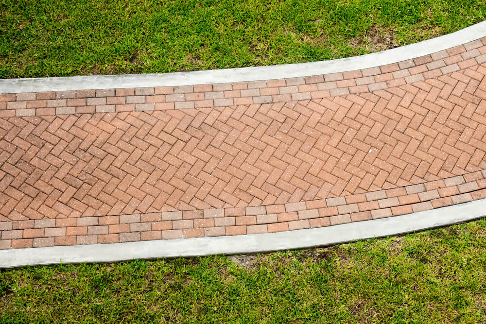 Camino de ladrillo para el jardín.
