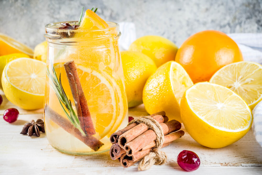 Canela, naranjas y agua para ambientador.