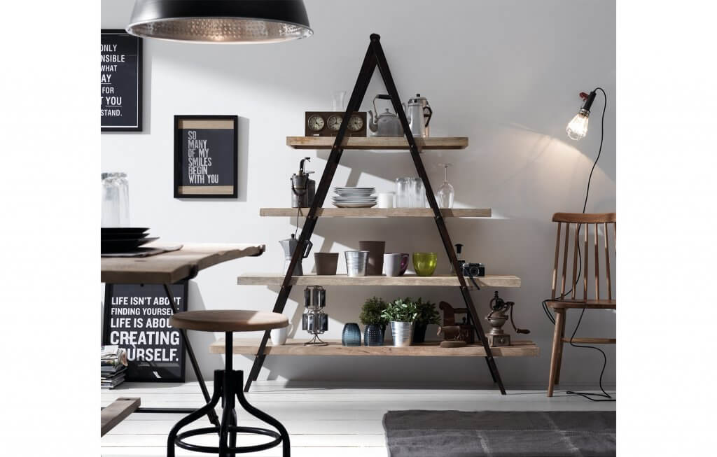 Estantería piramidal.