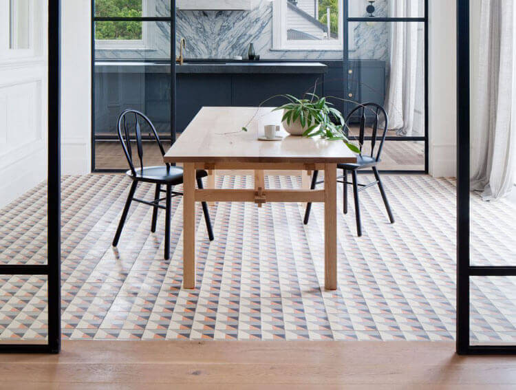 Madera con baldosas hidráulicas.