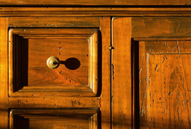 Mueble con carcoma.