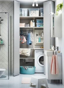 Una mini lavandería en el baño. ¿Qué te parece?