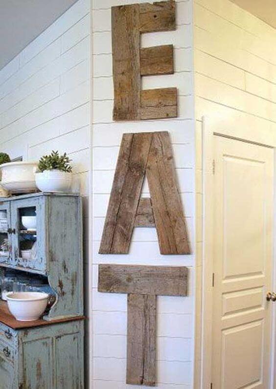 Mural de madera con letras