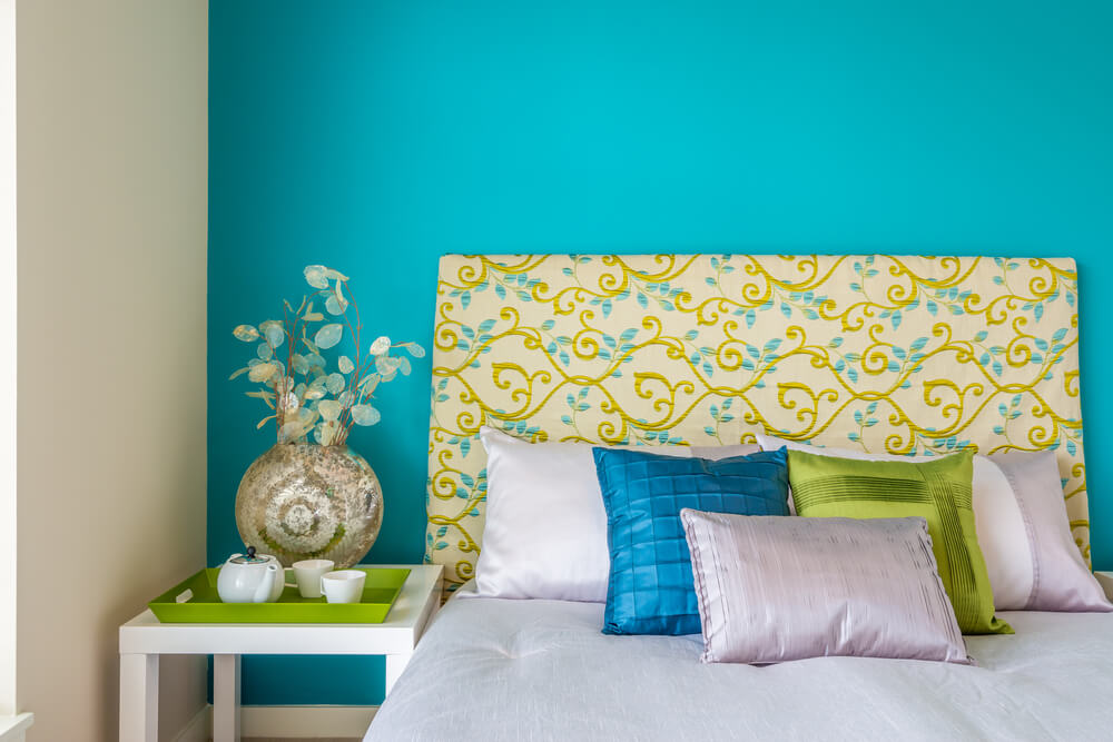 Dormitorio con decoración primaveral