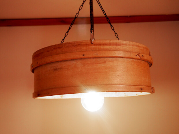 Lámparas hechas con cedazos antiguos