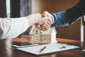 ¿Vendes un piso? Razones para acudir a una inmobiliaria