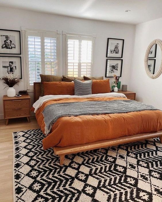 Decoración con naranja y verde en el dormitorio