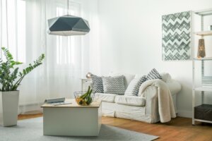 Convierte un salón pequeño en un espacio luminoso