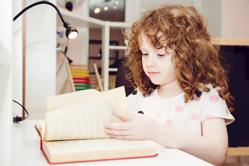 Zona de estudio organizada con lámpara puntual