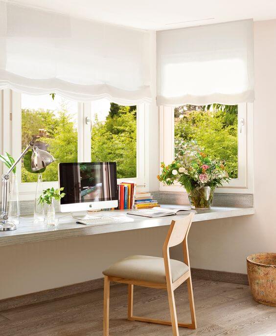 Escritorio bajo ventana