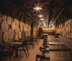 Decoración de una cafetería de estilo rústico