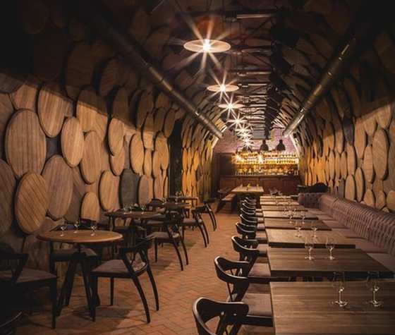 Decoración de una cafetería de estilo rústico