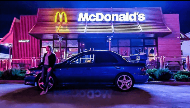 Logotipo en la puerta del negocio