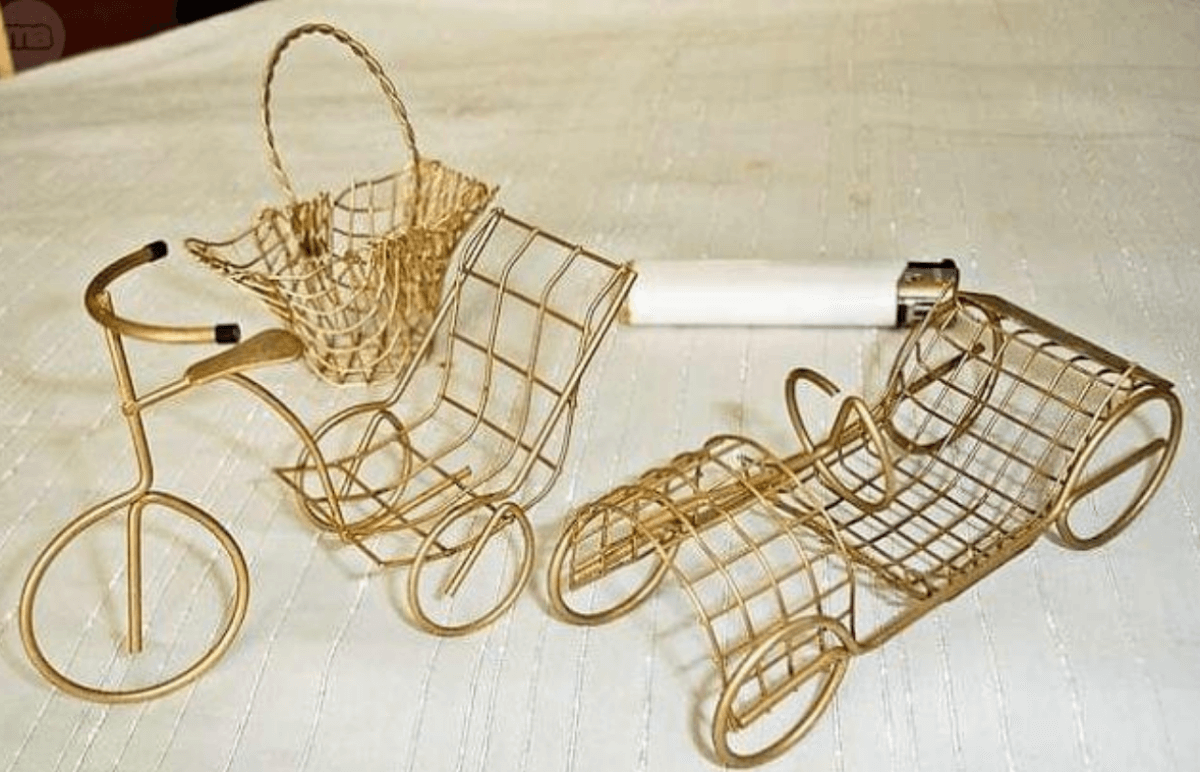 Gold decorations made with wire.