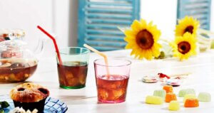 Vasos de colores: una tendencia que alegrará tus mesas