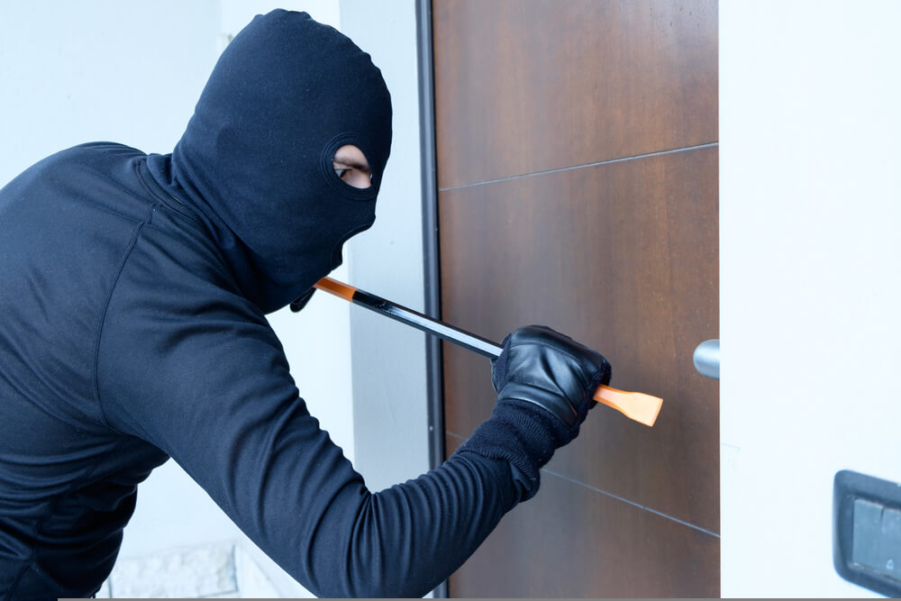 Ladrón intentando entrar en una casa