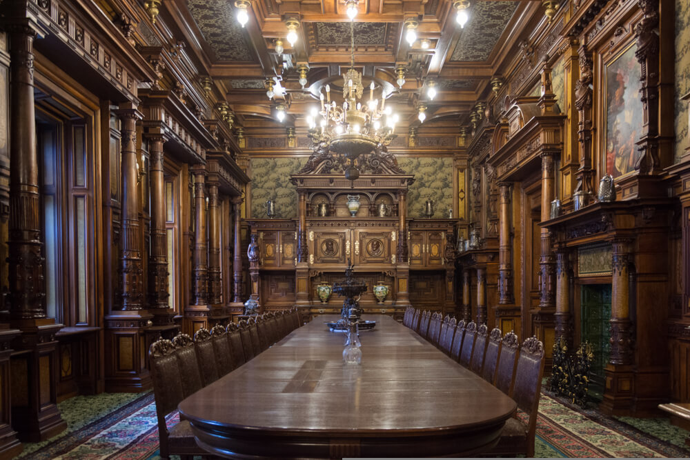 What was the interior decoration like in medieval palaces?