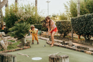 ¿Cómo realizar un minigolf en el jardín?