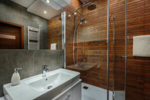 Duchas de madera para baños diferentes