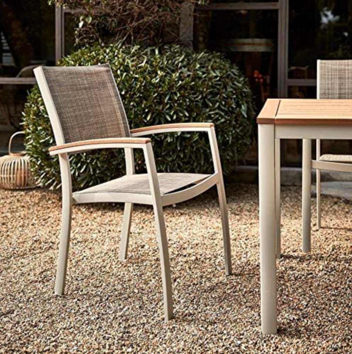 Een beige textileen stoel.