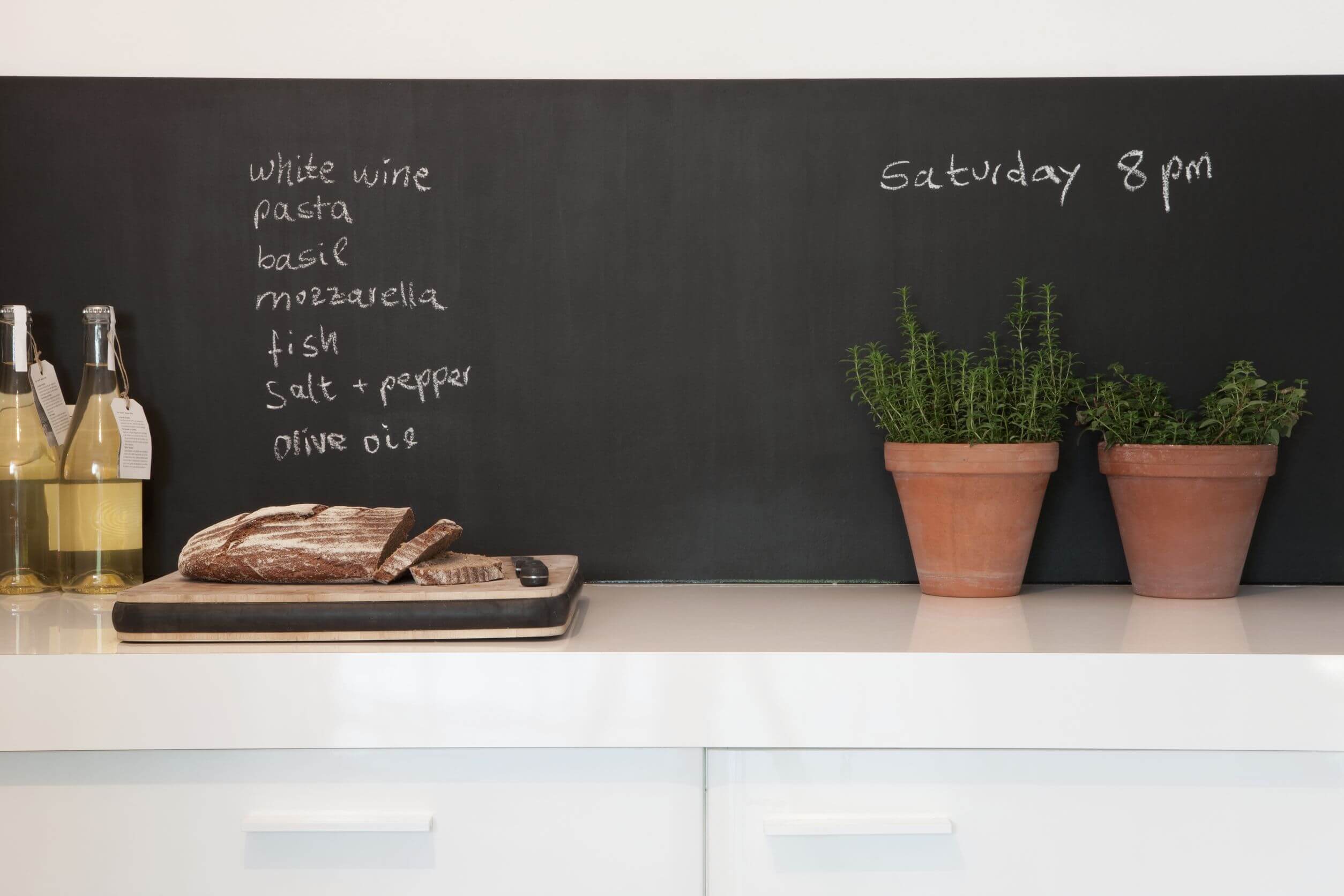 Paredes de pizarra: una tendencia moderna para la cocina