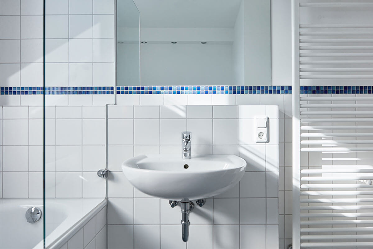 Cleaning bathroom tiles has never been easier.