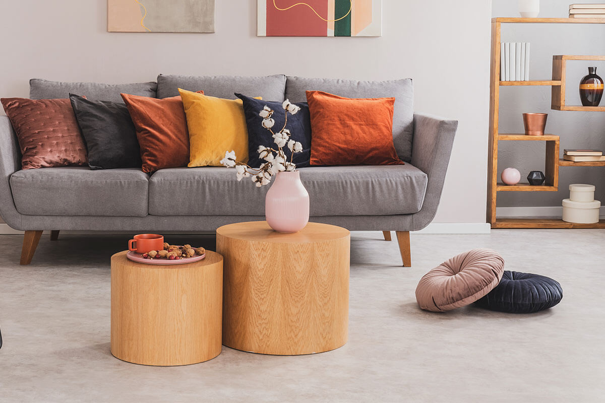 Estas son mesas auxiliares de madera firme.