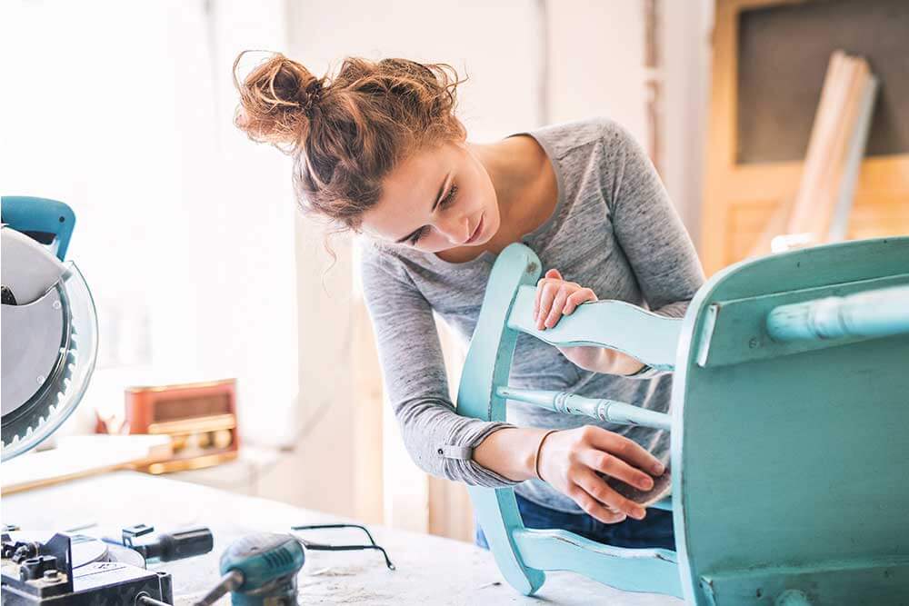 Voordat je begint met schilderen, moet je het meubilair voorbereiden.