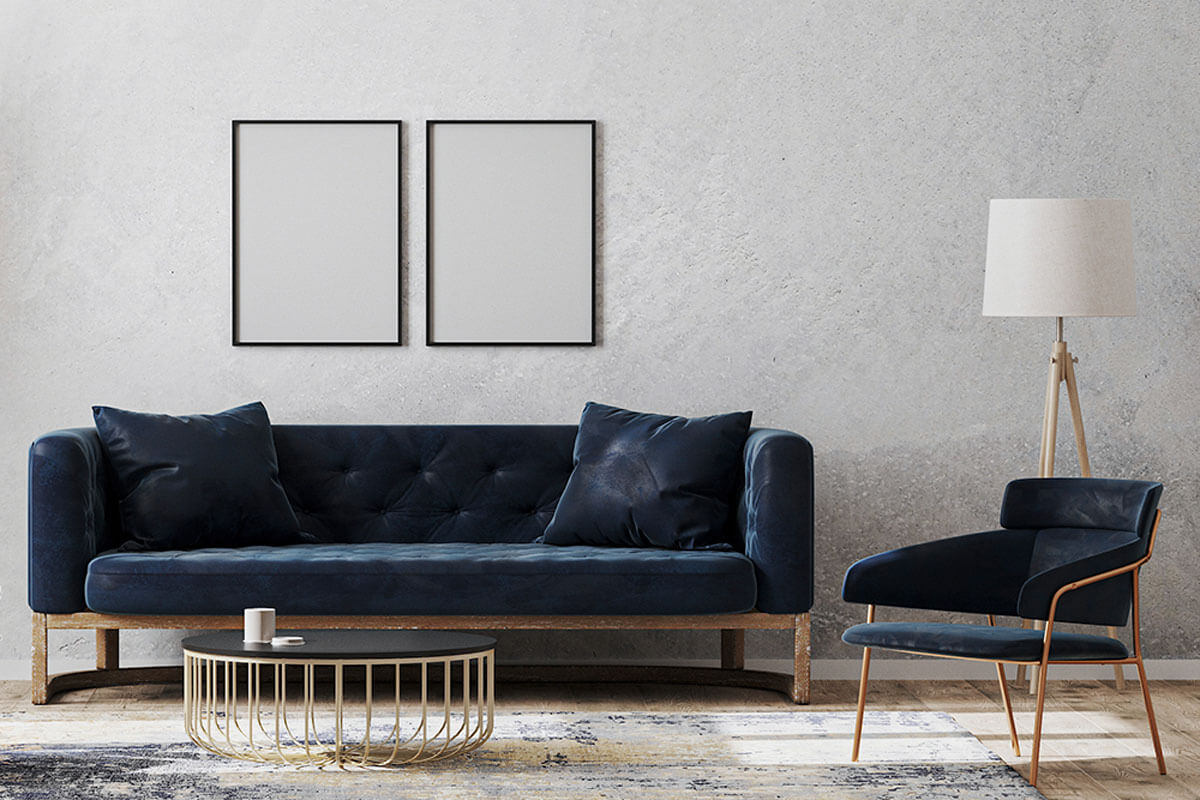 Decorar el salón rectangular con sofá y butacas de patas finas.