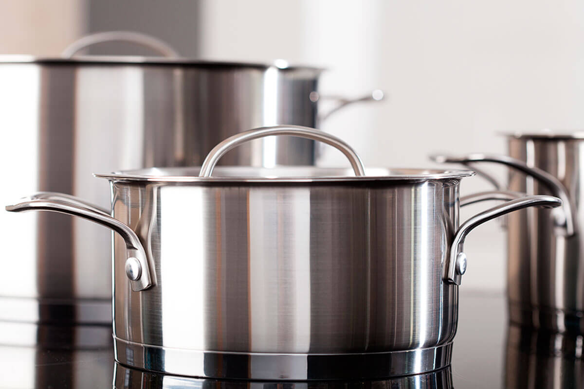 No guardes las ollas grandes en la cocina para mantenerla ordenada.