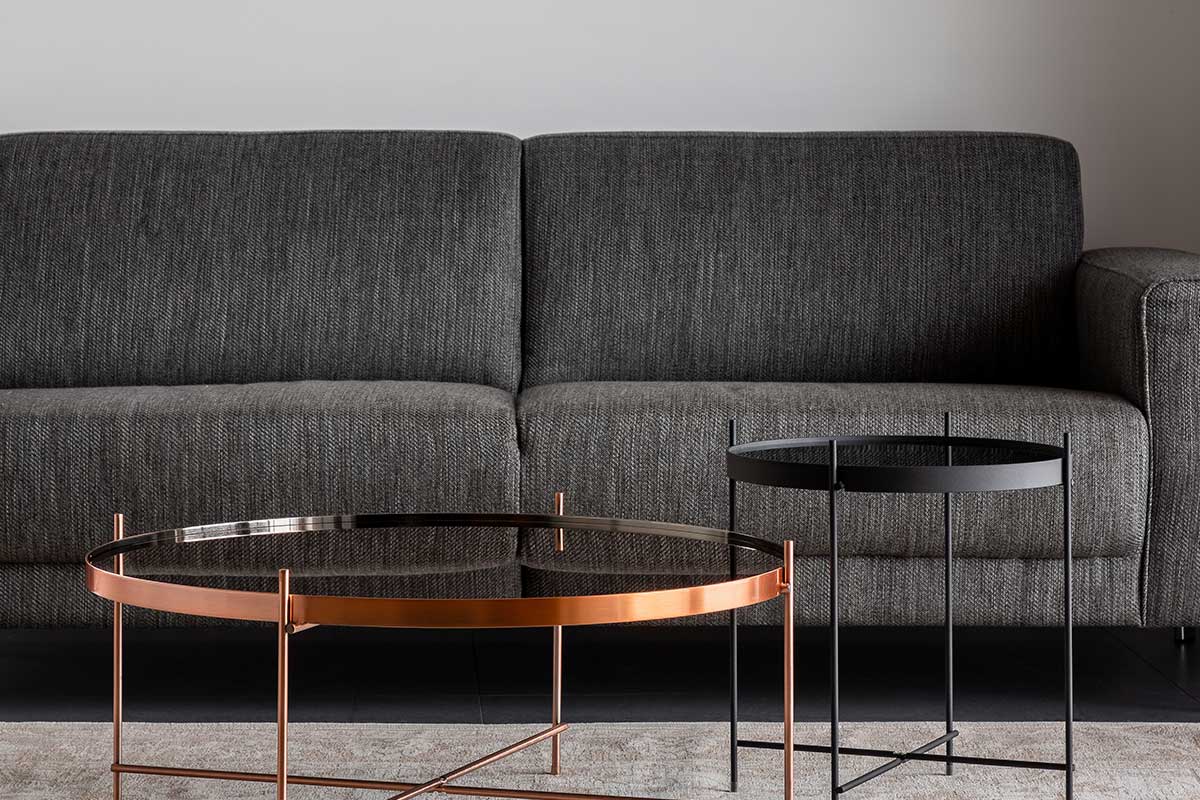 Usa mesas auxiliares de vidrio.